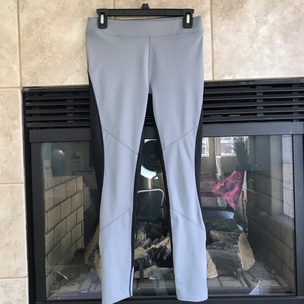 Athleta size small grey/ black leggings
They are in great condition